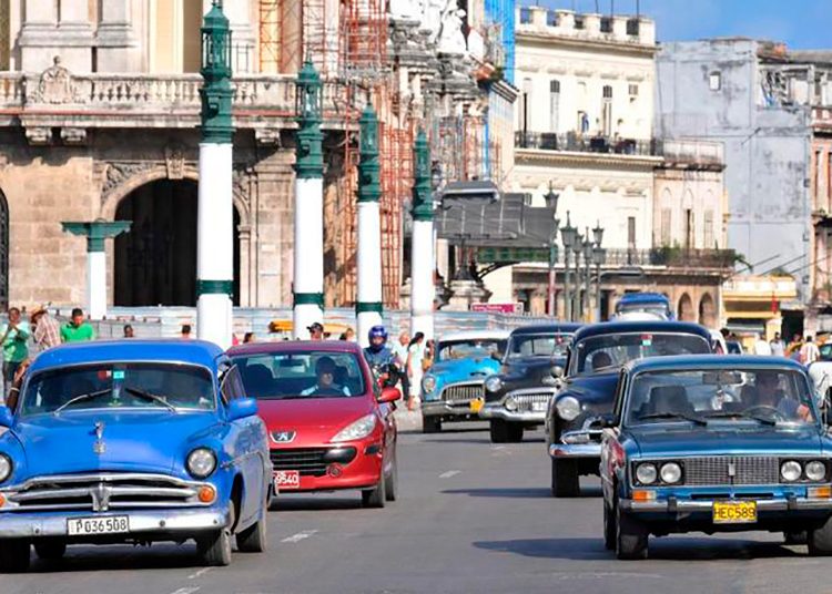 A partir del 4 de octubre, reinician trámites de registro de vehículos y licencia de conducción Autos en Cuba