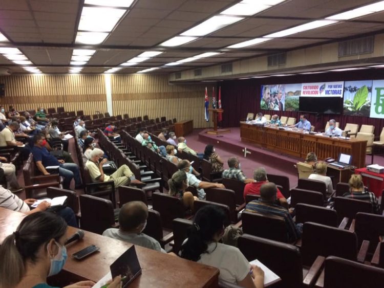 Pinar del Río en su peor momento de la pandemia "Hay que trabajar con precisión y oportunidad. La mayor inversión es hacer que las personas no enfermen. Por eso es tan importante la protección individual, familiar y comunitaria para avanzar en la disminución de los contagios" refirió el Ministro de Salud en el Grupo Temporal