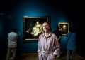 Del arte universal Teresa Posada, conservadora de pintura flamenca en el Museo del Prado, con Judit en el banquete de Holofernes, de Rembrandt, al fondo. / Foto: Samuel Sánchez.