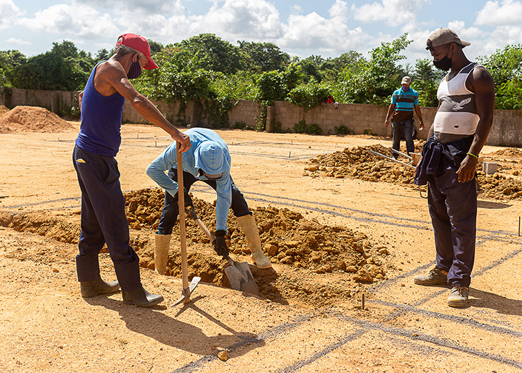 Cuando llega la muerte Brigadas de ATTAI ejecutan el proyecto de 800 nuevas capacidades en el Cementerio Municipal / Foto: Jaliosky Ajete Rabeiro