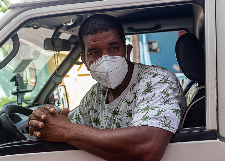 Cuando llega la muerte Heriberto Fernández Machín ha aprendido a valorar el trabajo que realiza el personal de Comunales / Foto: Jaliosky Ajete Rabeiro