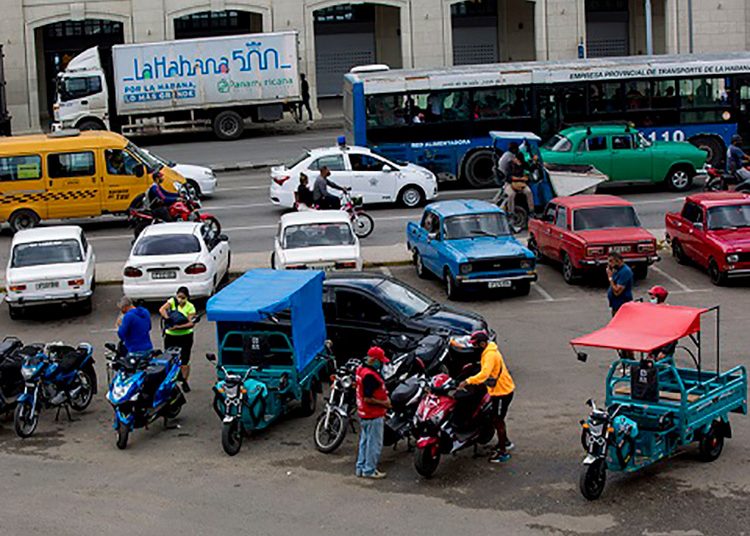 “Cuando se pone matrícula a un vehículo aprobado (y las regulaciones actuales establecen que también los ciclomotores, incluidas bicicletas con motor, deben tener matrícula), puede circular por todas las vías de Cuba. Hay que tener mucho rigor en que estén asegurados los elementos de seguridad”, dijo Mario Pérez Ventura, director general de Transporte Automotor del Mitrans. Foto: Ismael Francisco/ Cubadebate.