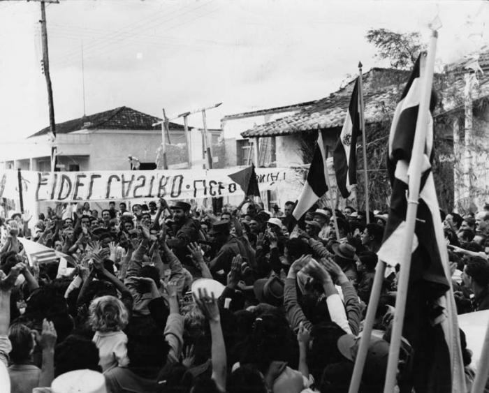 Vecinos de Punta Brava aclaman a Fidel al paso de la Caravana de la Libertad en Pinar del Río. / Foto: Archivo.