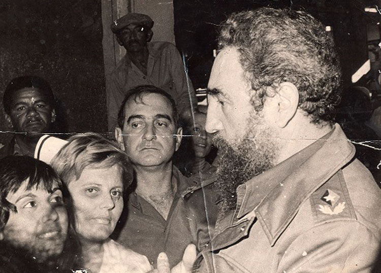 Fidel entre médicos, enfermeras y constructores