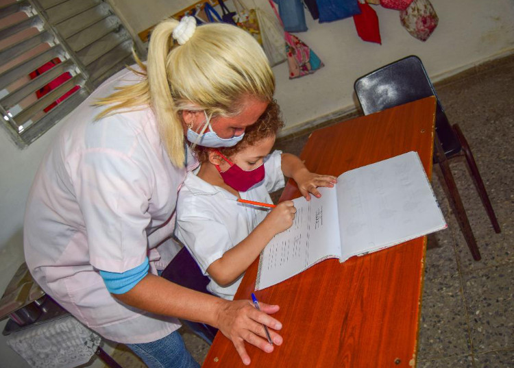 El cochero azul exhibe su mejor rostro en Pinar del Río Para Yoadna Reinaldo Olay la calidad del proceso docente educativo es fundamental.