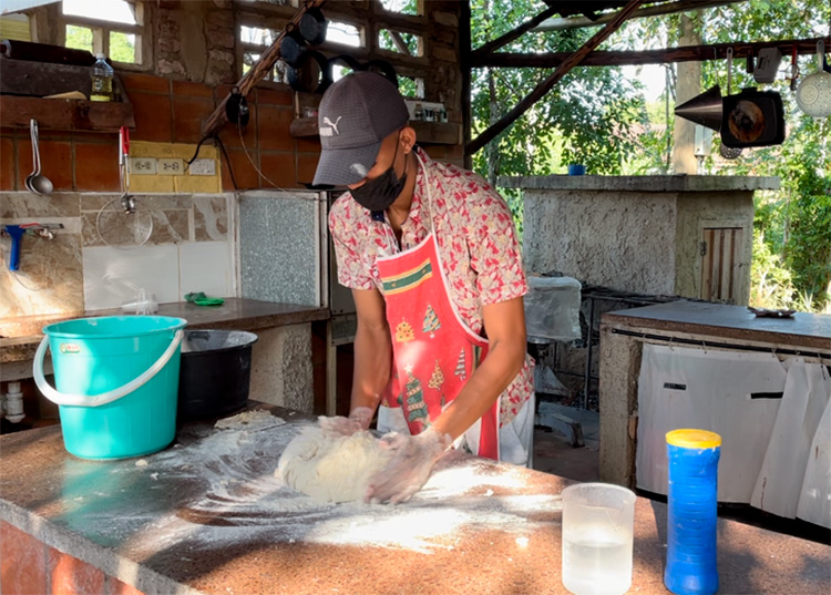 Chichimbel, un proyecto comunitario consolidado en Pinar del Río La preparación de dulces, masas y otros, se comienza desde bien temprano, siempre con los protocolos sanitarios establecidos