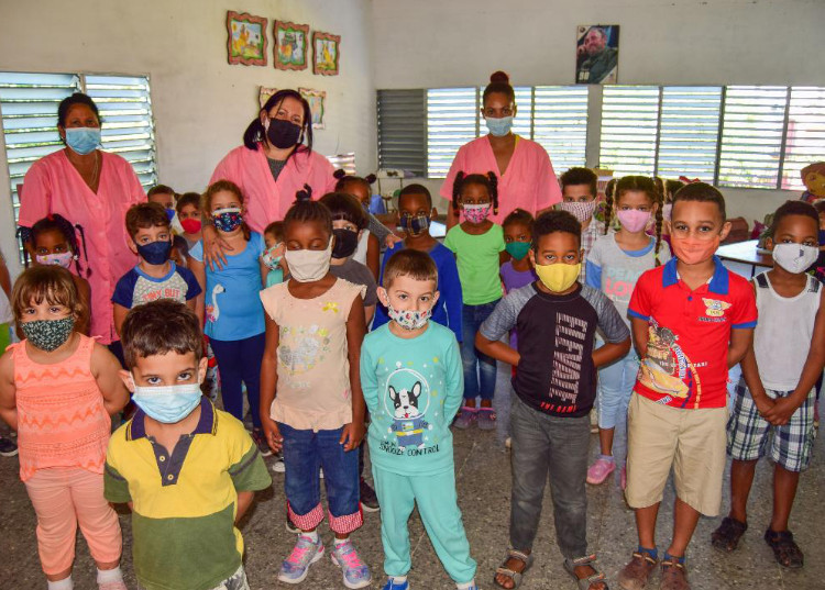 El cochero azul exhibe su mejor rostro en Pinar del Río Yaquelín Bouzón Pujol junto a otras educadoras y los niños de quinto año de vida.