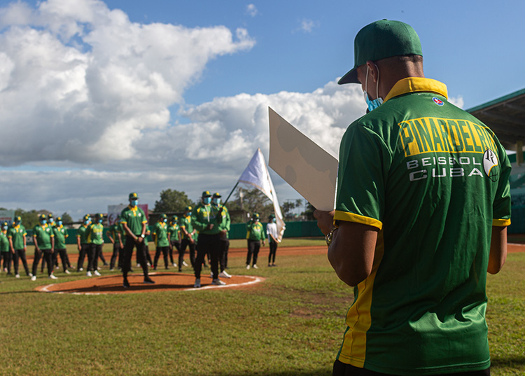Abanderan equipo Pinar del Río a la 61 Serie nacional de béisbol A nombre de los integrantes del equipo el lanzador Yoandy Cruz Meléndez leyó el compromiso de los peloteros vueltabajeros / Foto: Jaliosky Ajete Rabeiro