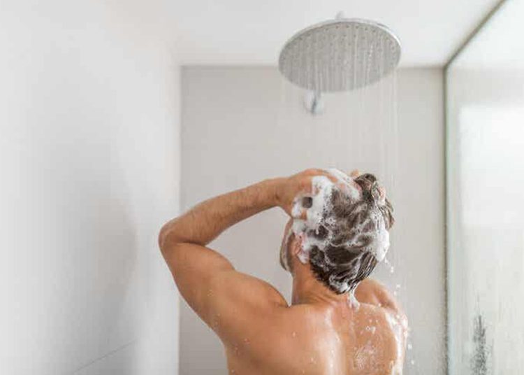 Hombre en la ducha