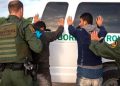 Arrestos de inmigrantes irregulares marca récord en Estados Unidos Dos migrantes sin documentos son detenidos por agentes de la Patrulla Fronteriza en Río Grande Valley.