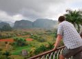 Viñales: Espectáculo de naturaleza y arte Espectáculo de naturaleza y arte en mirador cubano