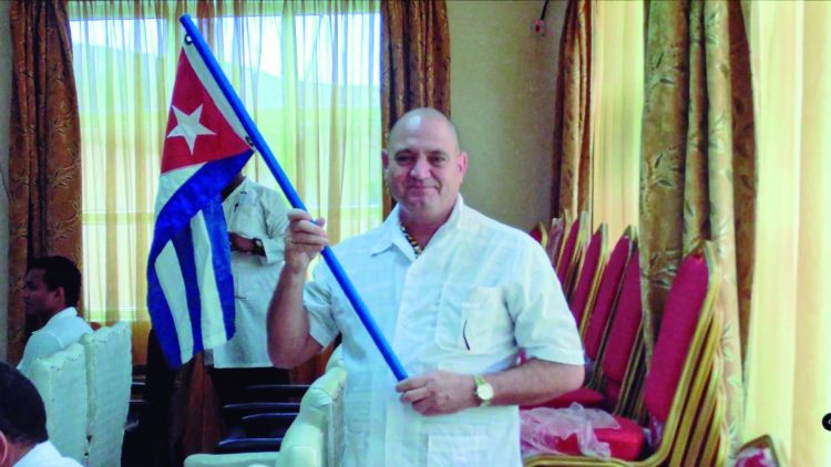 Una vida dedicada a la Enfermería Portando la insignia nacional poco antes de su salida hacia Sierra Leona. Foto: cortesía del entrevistado