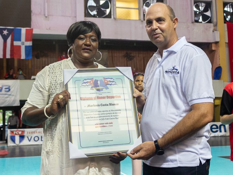 Pinar del Río reconoce a dos de las Morenas del Caribe Las Morenas del Caribe pinareñas recibieron el Diploma al honor deportivo de manos de Ariel Saínz, presidente de la Federación Cubana de Voleibol.