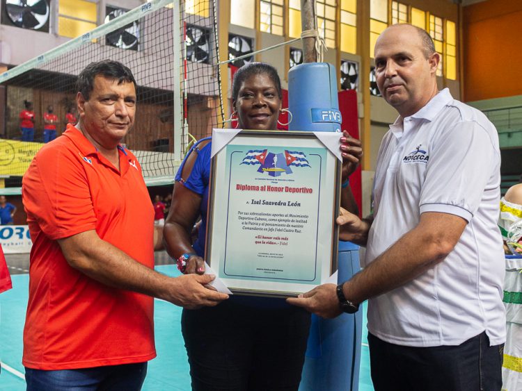 Pinar del Río reconoce a dos de las Morenas del Caribe Las Morenas del Caribe pinareñas recibieron el Diploma al honor deportivo de manos de Ariel Saínz, presidente de la Federación Cubana de Voleibol.