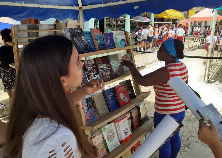 Feria del Libro en La Palma En la jornada vespertina aún se hacía presente el público, pese al intenso calor