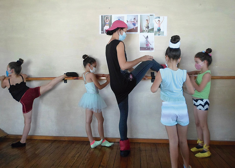 El ensueño de plantar en tierra virgen la semilla del ballet Leidy ensenando ballet a sus alumnas