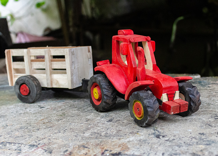 La magia de un juguetero Cada vez que hace una nueva rastra, una pipa o un tractor, Carlos Rafael intenta incorporar elementos distintos a los anteriores / Foto: Jaliosky Ajete Rabeiro