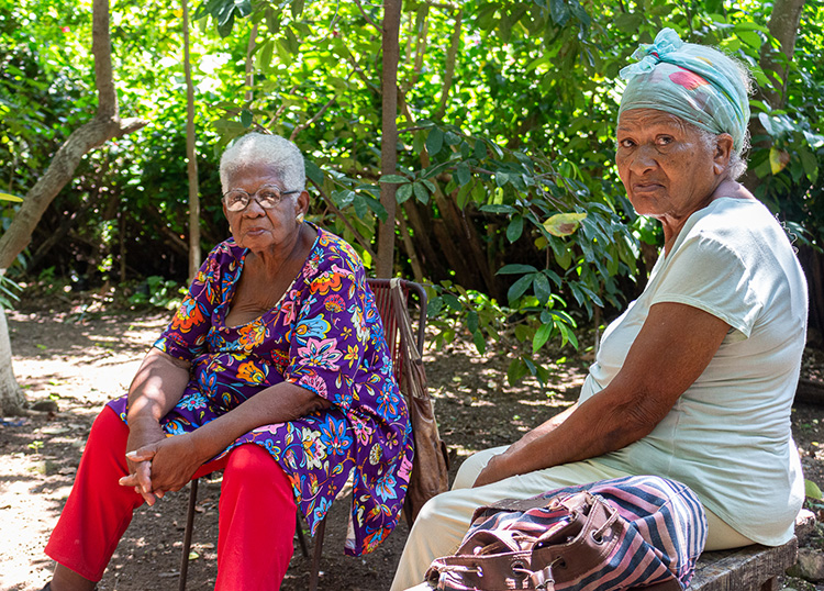 El patio de la inspiración en la provincia Pinar del Río Rosalina y Lidia Rosa son de las abuelas más activas en el Patio de Milagros / Foto: Jaliosky Ajete Rabeiro