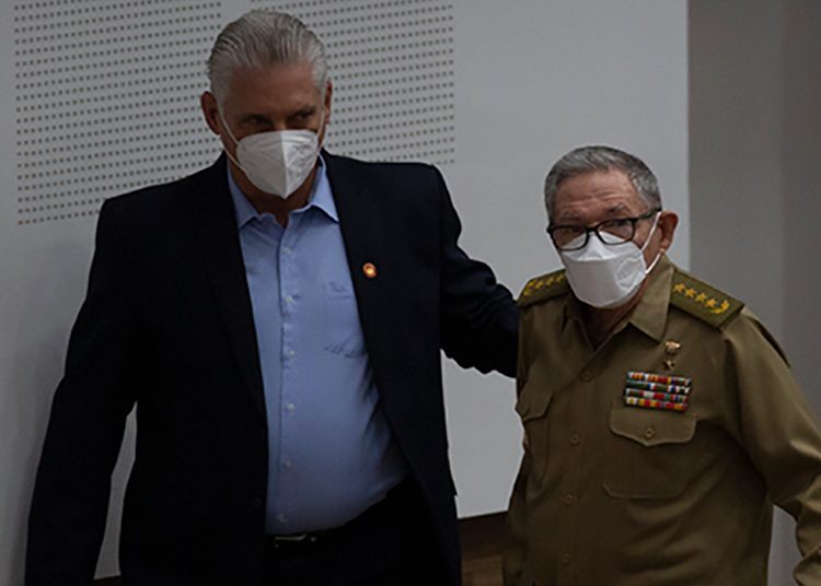 El General de Ejército Raúl Castro Ruz, líder de la Revolución, junto a Miguel Díaz-Canel Bermúdez, presidente de la República. Foto: Ismael Francisco/Cubadebate.