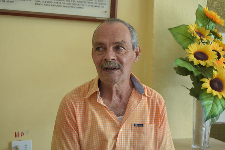 El profesor Aníbal Hernández Baro está convencido que forman a los futuros hombres de ciencia en el  país.