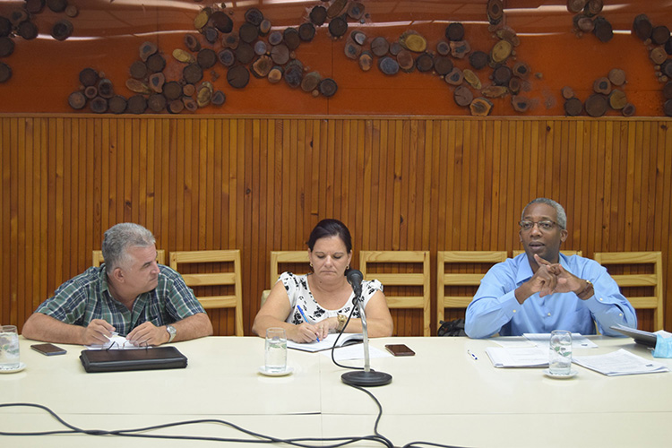 Analizan daños al servicio eléctrico en Pinar del Río Analizan daños al servicio eléctrico en Pinar del Río