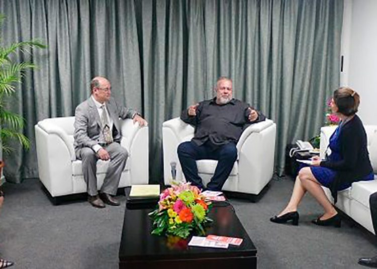 Cuba afianza sus vínculos comerciales en FIHAV 2022 Encuentro del primer ministro cubano con el director de Política Industrial de la Comisión Económica Euroasiática. Foto: Estudios Revolución.