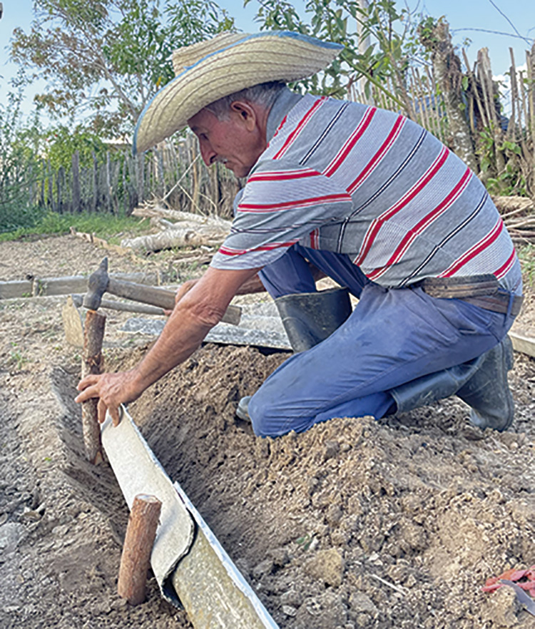 No hay huracán que pueda con la voluntad de un hombre Esta vez, asegura, los canteros recién reparados y fortificados le durarán más / Foto: Ariel Torres Amador
