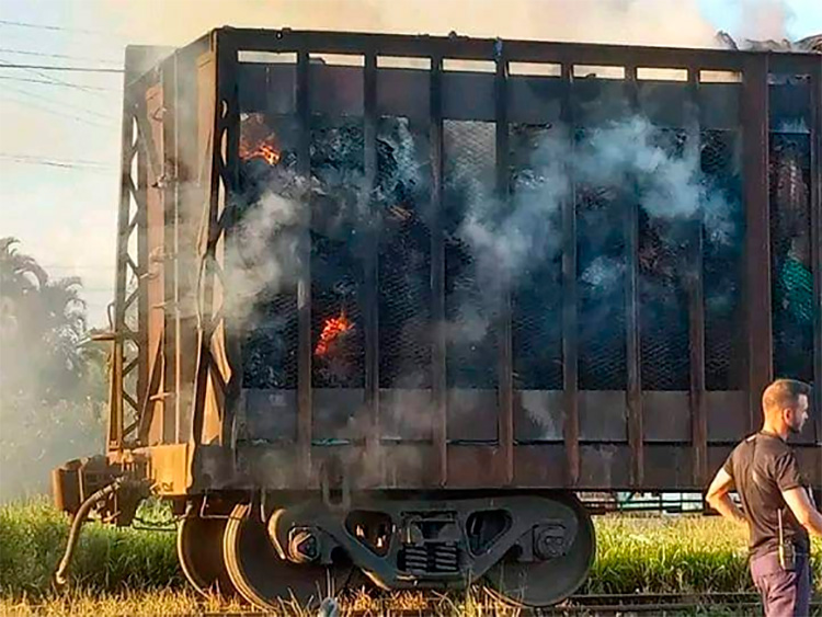 El incendio ocurrió en en un vagón de tren que transportaba tabaco hacia el Oriente del país. / Foto: Radio Guamá.