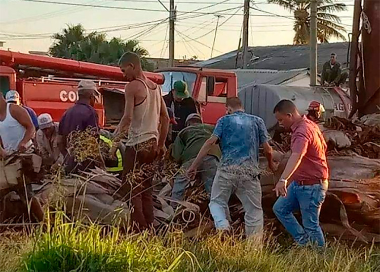Autoridades del Partido, Gobierno y del pueblo apoyaron en las labores de control del incendio. / Foto: Radio Guamá.