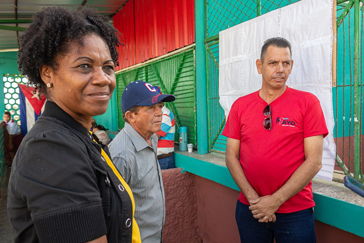 Elecciones en recuperación Caridad, Jesús y Yoslandi, aseguraron que desde horas tempranas los electores concurren a ejercer su derecho al voto./ Foto: Jaliosky Ajete Rabeiro