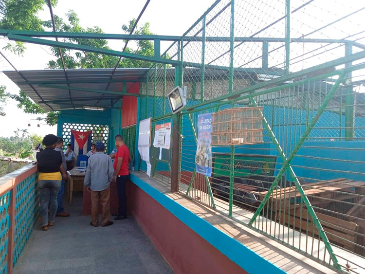 Elecciones en recuperación Una de las 20 mesas de dicha demarcación se ubica tradicionalmente en el complejo de servicios donde están emplazados la farmacia, placita y carnicería- en el km cuatro de este vial-, la instalación perdió la cubierta bajo los vientos del huracán. / Foto: Jaliosky Ajete Rabeiro
