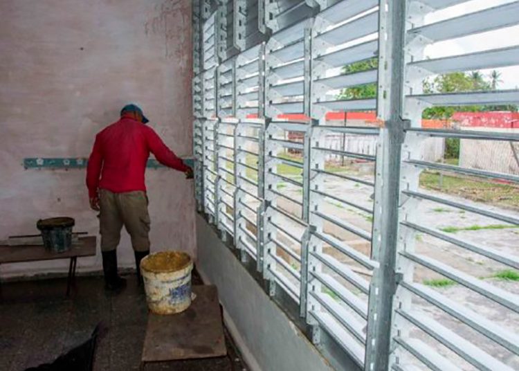 De forma conjunta varias empresas intervienen en el empeño por devolver la funcionalidad a esas instituciones. / Foto: ACN.