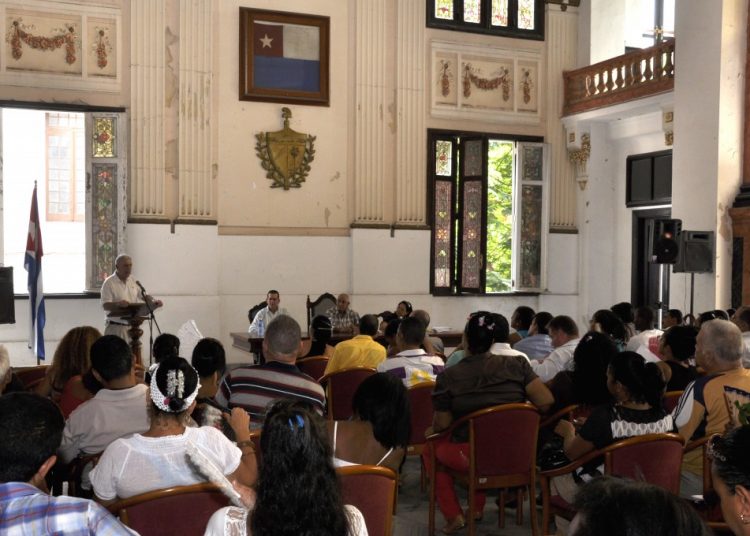 Constitución de consejos populares: para ejercer el poder del pueblo asambleas municipales