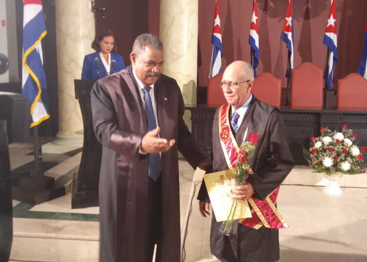Juez Carlos Moya de Pinar del Río recibe la condición de Juez Emérito
