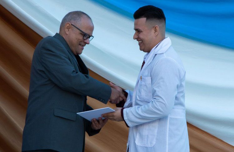 graduados medicina cubana8 pinar del rio guerrillero 750x486 1