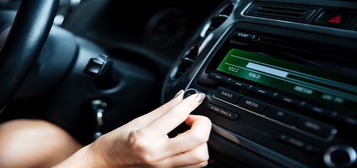 escuchar la radio en el carro