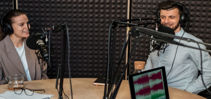 personas hacen un entrevista radial
