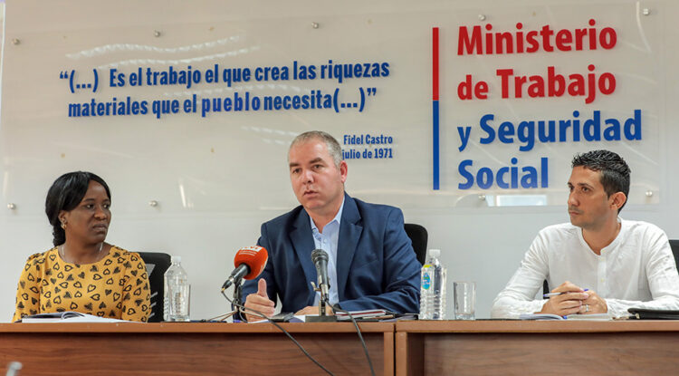 Conferencia de prensa ministerio del trabajo 2025 02