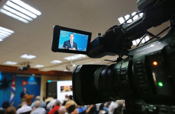 Canciller denuncia campaña de desinformación y presiones a terceros países para que varíen su postura de apoyo a resolución cubana contra el bloqueo conf prensa brp 580x377 1