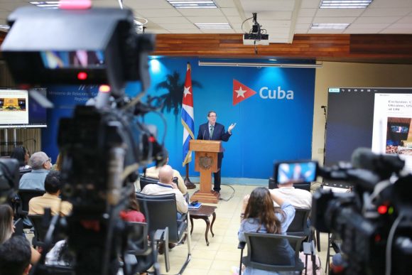 Canciller denuncia campaña de desinformación y presiones a terceros países para que varíen su postura de apoyo a resolución cubana contra el bloqueo confprensa1 580x387 1
