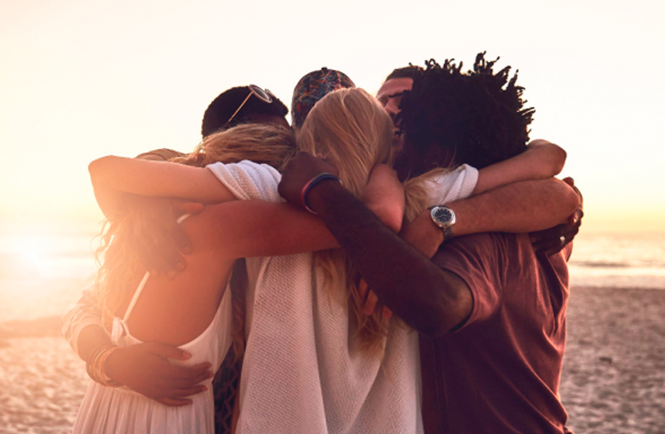 Un abrazo en medio del vendaval el-dia-internacional-del-abrazo
