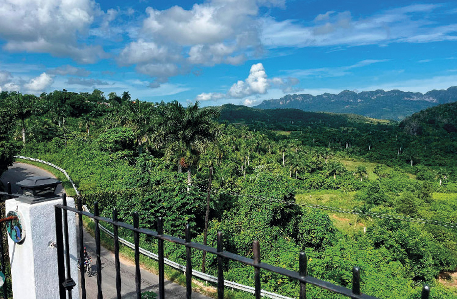 Vista del Valle de Viñales desde el Hotel Los Jazmines en Pinar del Río, Cuba