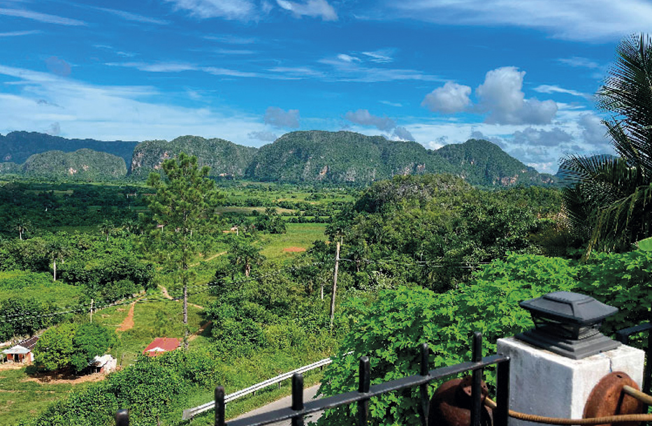 Vista del Valle de Viñales desde el Hotel Los Jazmines en Pinar del Río, Cuba