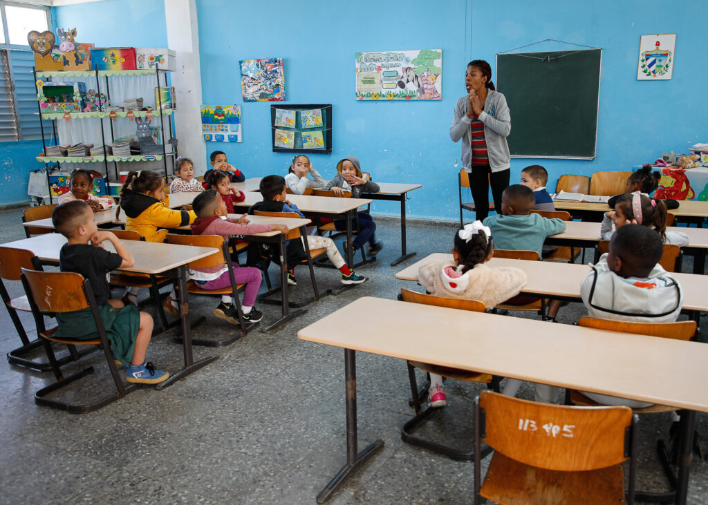 Los niños de prescolar responden de forma amena las preguntas de su maestra

