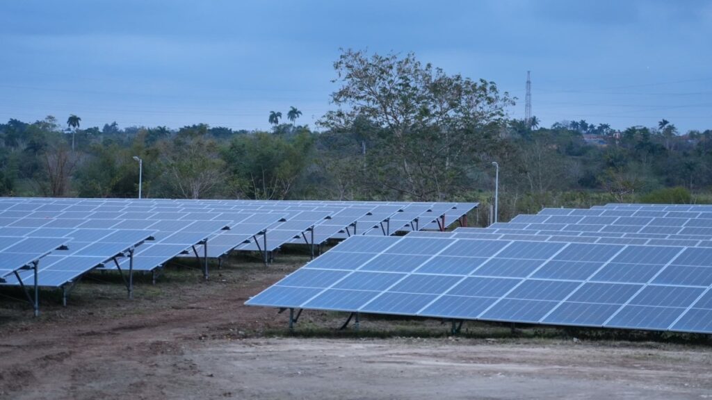 Cuba apuesta por los parques fotovoltaicos para combatir la crisis energetica