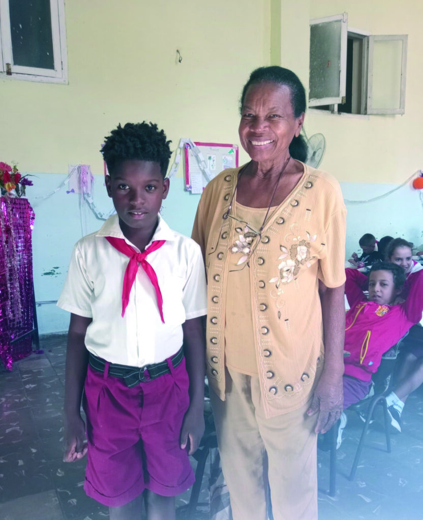 Kehylor Yosmel es un alumno con TEA que siente gran admiración y cariño por su maestra