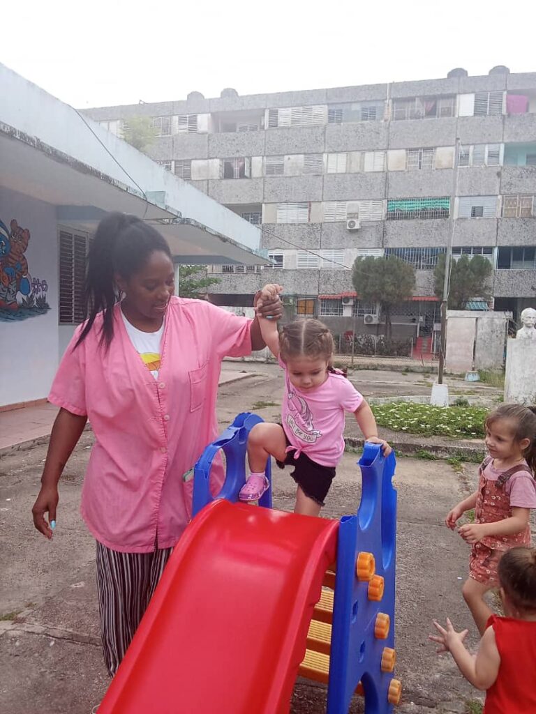La educadora de segundo año Lisset Azcuy Camejo, mientras atiende a sus niños y los enseña a jugar.