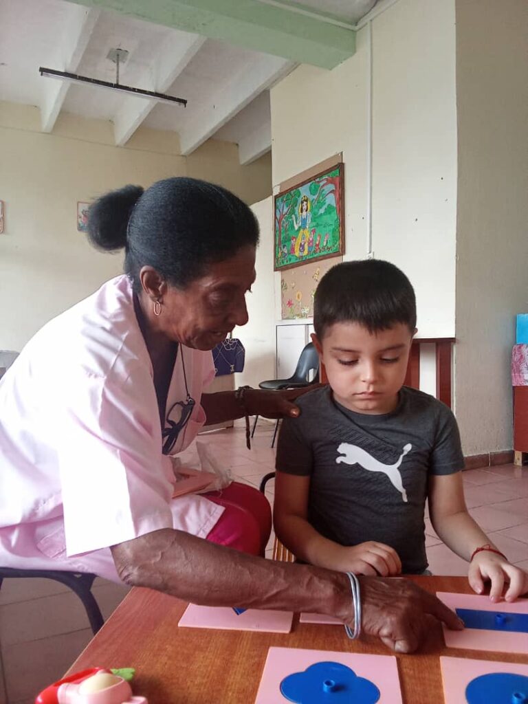  Carmen Rosa Puente Monterrey, la defectóloga forma parte del equipo que atiende a los tres niños con dificultades educativas especiales.