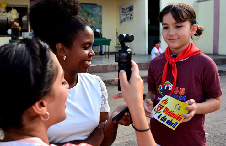 Pionera recibiendo su distinción 4 de abril