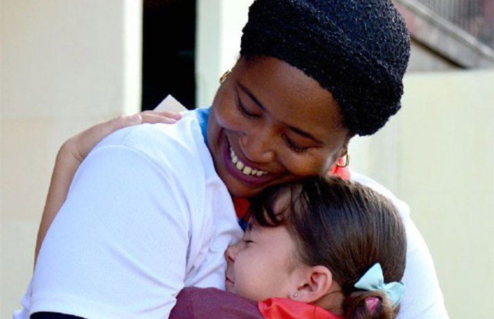 Pionera demostrando cariño por su maestra